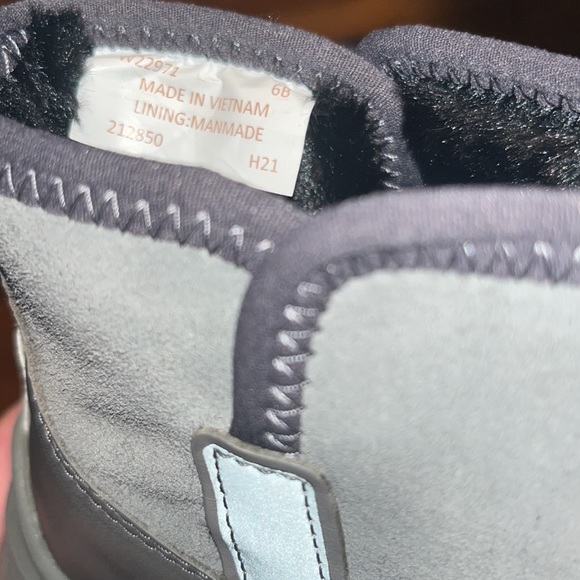 Cole Haan Women’s Zerogrand Bootie Ankle boot. Size 6. Charcoal grey suede. - Picture 5 of 9